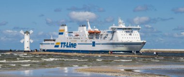 Swinoujscie, Batı Pomeranya - 15 Temmuz 2022: Trelleborg 'dan Swinoujscie limanına giden Nils Dacke feribotuna bakın. Yolcuları ve arabaları taşı