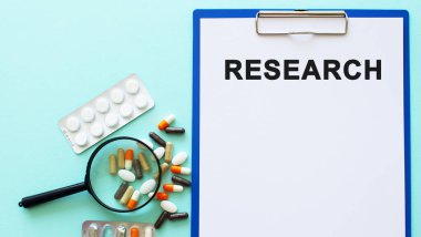 Cümlenin yazılı olduğu pano. Her şey masanın üzerinde hapların arasında.