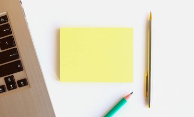 Asgari çalışma alanı. Dizüstü bilgisayarın klavyesinde boş bir defter var.