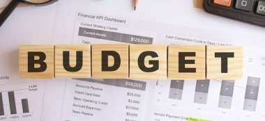 Ofisteki masanın üzerinde tahtadan küpler var. Mesaj bütçesi. Mali konsept.