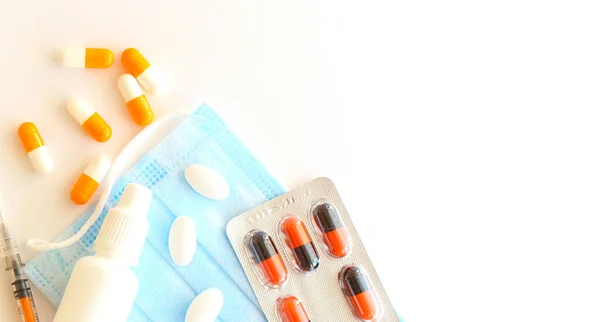药品包装 止痛药 抗生素 维生素和阿司匹林片 一套带有药丸和胶囊的白色水泡 — 图库照片