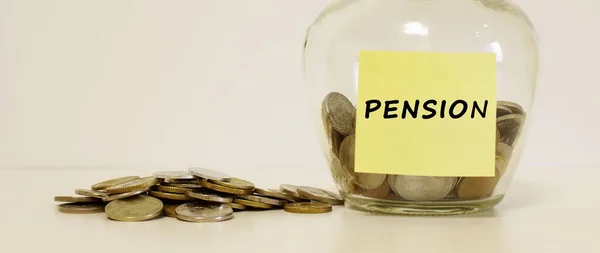 Szklany Słoik Monetami Dla Oszczędności Napis Karteczce Pension Koncepcja Finansowa — Zdjęcie stockowe