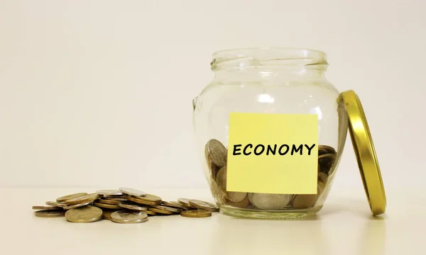 Biriktirmek Için Bozuk Paralarla Dolu Cam Kavanoz Kağıdındaki Yazı Economy — Stok fotoğraf