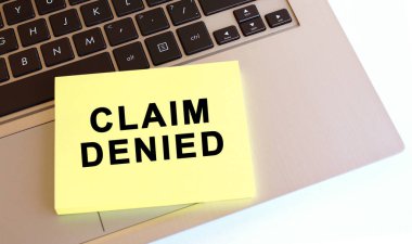 Metni olan not defteri dizüstü bilgisayarın klavyesinde. Asgari çalışma alanı. İş konsepti.