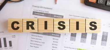 Ofisteki masanın üzerinde tahtadan küpler var. Kriz 'e mesaj at. Mali konsept.