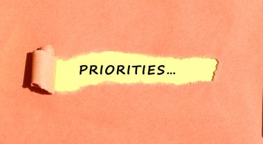 Yırtık renkli kağıdın arkasında sarı kağıtta görünen metin.