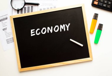 Metin tahtaya tebeşirle yazılmış. İş konsepti