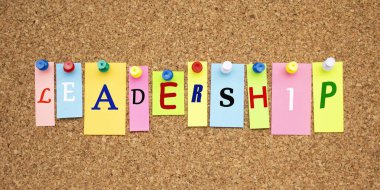 Mantar panoya yapıştırılmış harflerle çok renkli notlar..