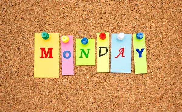 Mantar panoya yapıştırılmış harflerle çok renkli notlar..