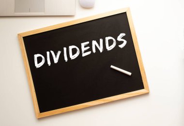 Metin tahtaya tebeşirle yazılmış. İş konsepti