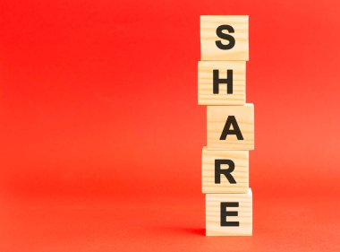 Harfli tahta küpler. Tasarımın, konseptin için. Kırmızı arka planda tahta küpler. Solda boş alan.