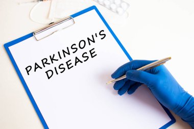 Tıbbi eldivendeki kadın doktorun eli bir belgeye bir yazı yazar. Tıbbi konsept.