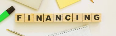 Ofis masasında kelime FINANCING ile tahta küpleri.