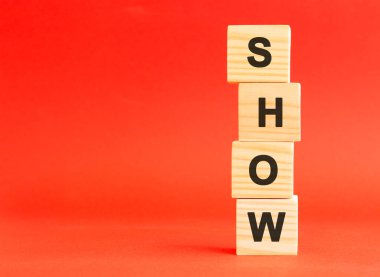 Harfli tahta küpler. Tasarımın, konseptin için. Kırmızı arka planda tahta küpler. Solda boş alan.