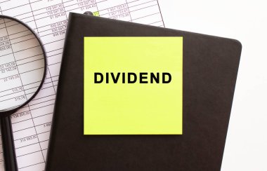 Üzerinde yazı olan siyah deri bir defter..