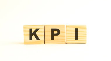 Harfli tahta küpler. Tasarımın, konseptin için. Beyaz arkaplanda tahta küpler.