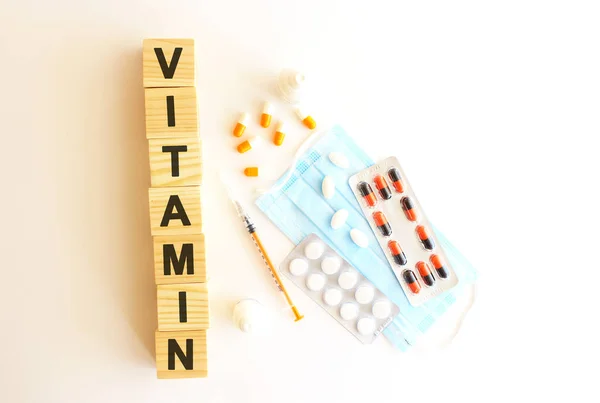 Parole Vitamin Sono Fatte Cubi Legno Sfondo Bianco Con Farmaci — Foto Stock