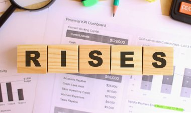 Ofisteki masanın üzerinde tahtadan küpler var. Mesaj yükseliyor. Mali konsept.