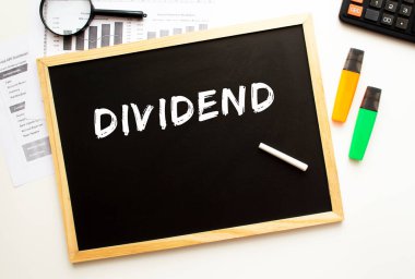 Metin tahtaya tebeşirle yazılmış. İş konsepti