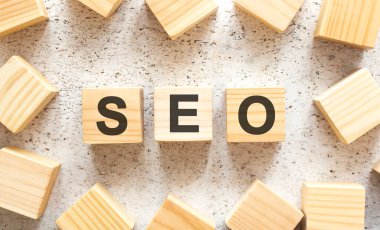 Sözcük, harfli ahşap küplerden oluşuyor. Işık arkaplanının en üst görüntüsü..