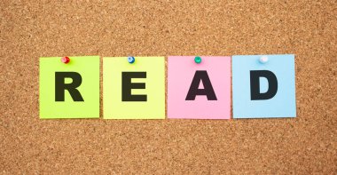 Mantar panoya yapıştırılmış harflerle çok renkli notlar..