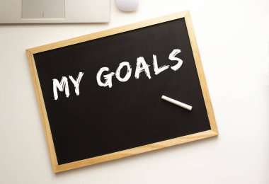 Metin tahtaya tebeşirle yazılmış. İş konsepti