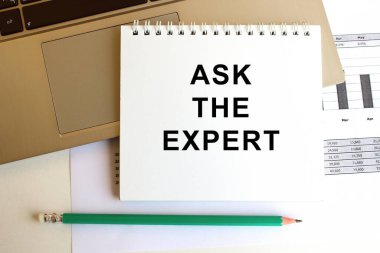 Metni olan not defteri dizüstü bilgisayarın klavyesinde. En az çalışma alanı.