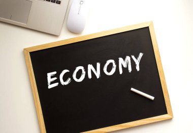 Metin tahtaya tebeşirle yazılmış. İş konsepti.