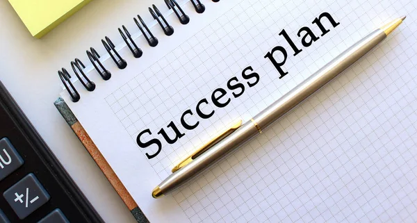 Блокнот Текстом Success Plan Рядом Ним Лежит Калькулятор Желтая Бумага — стоковое фото