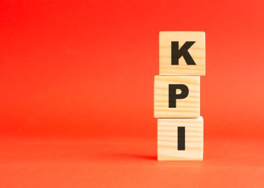 Harfli tahta küpler. Tasarım ve konseptin için. Kırmızı arka planda tahta küpler. Solda boş alan.