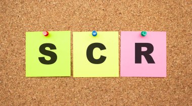 Çok renkli notlar ve mantar panoya yapıştırılmış harfler. Çalışma alanı.