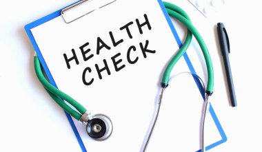 Boş beyaz kağıt ve kopyalama alanı olan stetoskop ve pano.