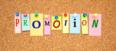 Çok renkli notlar ve mantar panoya yapıştırılmış harfler. Çalışma alanı.