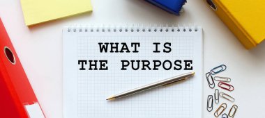 Beyaz arkaplan, belge dizini ve ofis malzemelerinin yanında metin içeren not defteri.