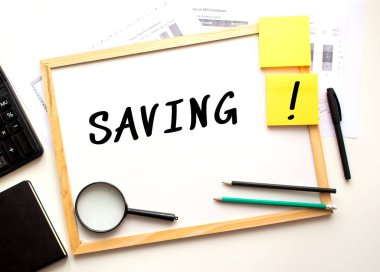 Metin beyaz bir ofis tahtasında yazılı. İş ve mali konsept.