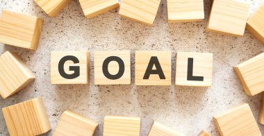 Sözcük, harfli ahşap küplerden oluşuyor. Işık arkaplanının üst görüntüsü. Çalışma alanı.