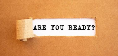 Yırtık kahverengi kağıdın arkasında görünmeye hazır mısın?