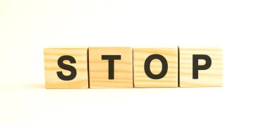 Harfli tahta küpler. Tasarımın, konseptin için. Beyaz arkaplanda tahta küpler.