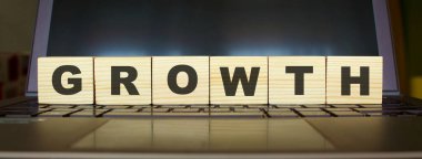 Laptop klavyesinde harfleri olan tahta küpler. Çalışma alanı.