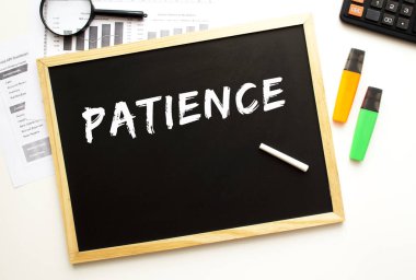 Metin tahtaya tebeşirle yazılmış. İş konsepti