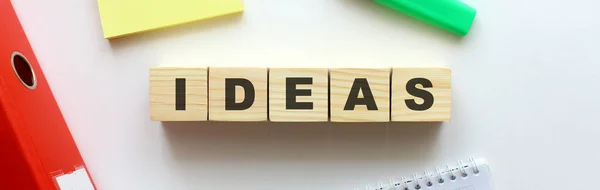 사무실 책상에 Ideas 조각입니다 — 스톡 사진