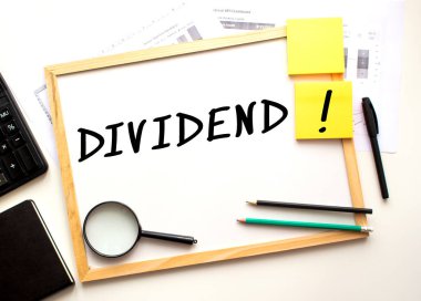 Metin beyaz bir ofis tahtasında yazılı. İş ve mali konsept.