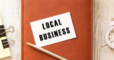 Not defterinin üzerinde duran beyaz kart üzerindeki LOCAL İŞ metni.