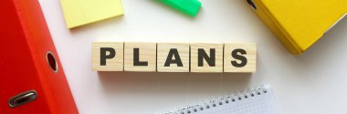 Ofis masasında kelime planları olan tahta küpler. Çalışma alanı.