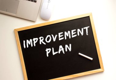 Metin tahtaya tebeşirle yazılmış. İş konsepti. Üst görünüm.