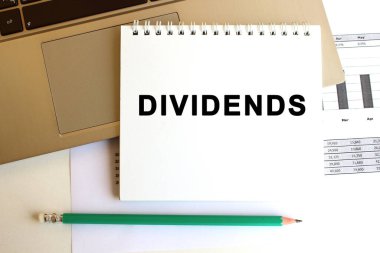 Metni olan not defteri dizüstü bilgisayarın klavyesinde. En az çalışma alanı.