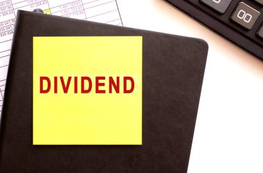 Üzerinde yazı olan siyah deri bir defter..