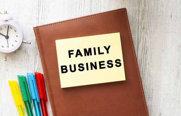 Коричневий Блокнот Наклейка Написом Family Business Кольорові Ручки Годинник Дерев — стокове фото