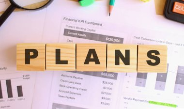 Ofisteki masanın üzerinde tahtadan küpler var. Metin Planları.