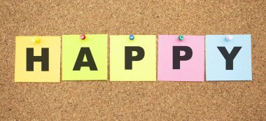 Çok renkli notlar ve mantar panoya yapıştırılmış harfler. Çalışma alanı.